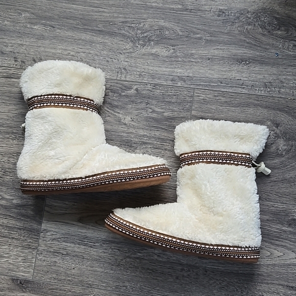Cozy Cream Faux Fur Boots - Picture 1 of 9